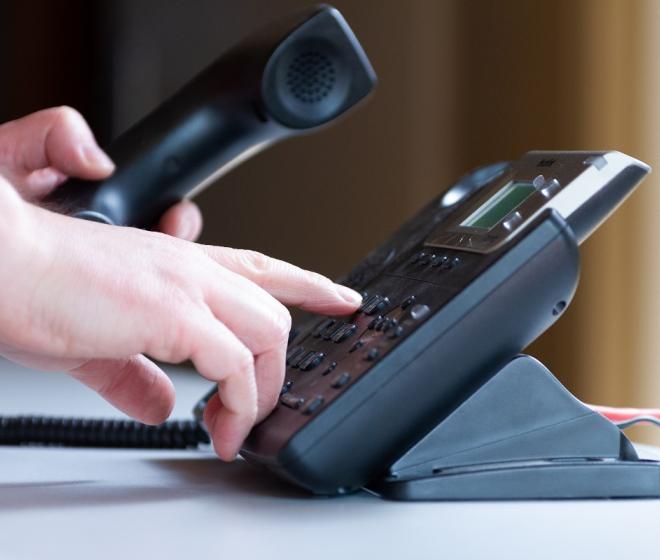 Commercial qui passe un appel téléphonique